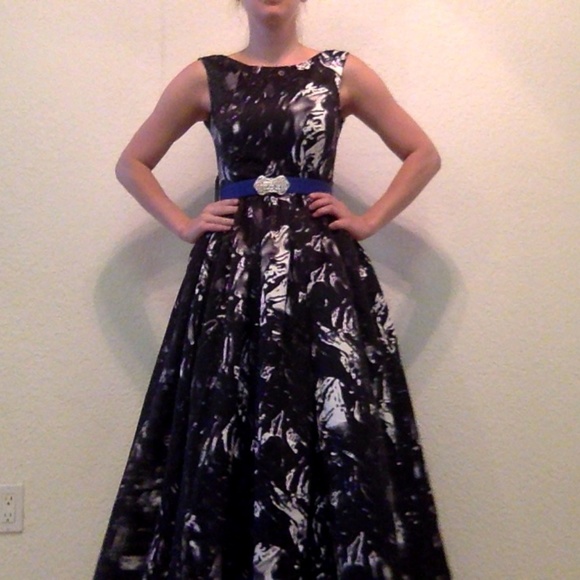 Never-been-worn Venus Gown - Picture 2 of 4